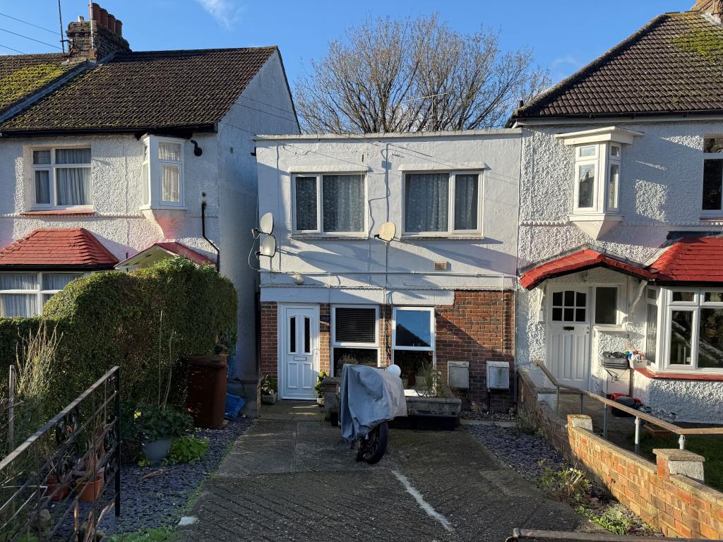Lot: 96 - FREEHOLD BLOCK OF TWO FLATS - Freehold block of flats